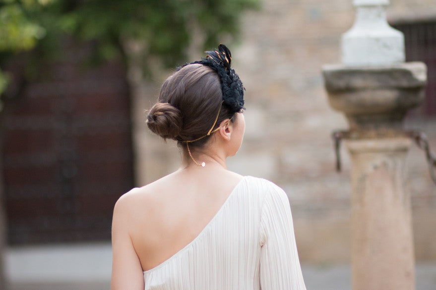 Outfit de invitada con tocado de Autor